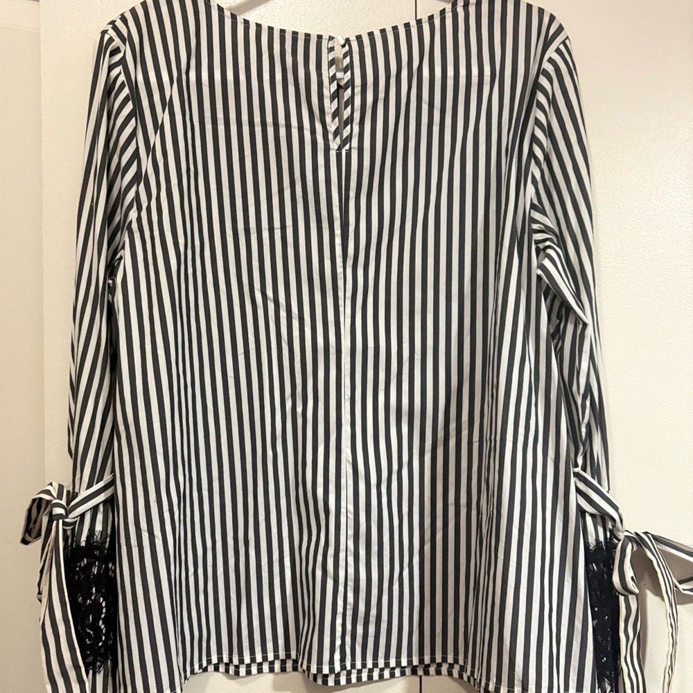 Worthington White and Gray Boxy Tie Front Blouse - Picture 6 of 8